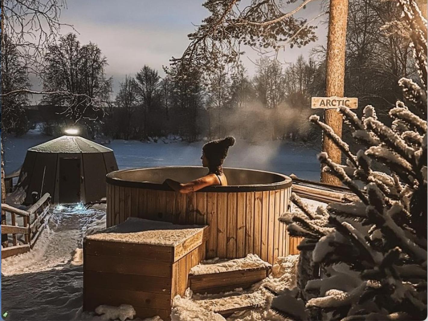 Aurora Igloo With Private Hot Tub By Invisible Forest Lodge 罗瓦涅米 外观 照片